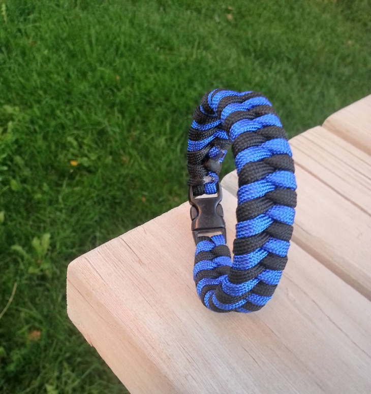blue and black paracord bracelet