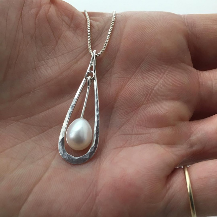 single pearl pendant design