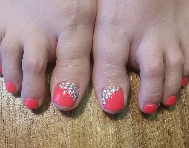 gel toe nail design with rhinestones