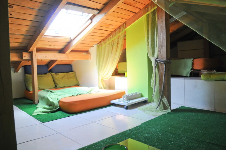 skylight tiny bedroom idea 
