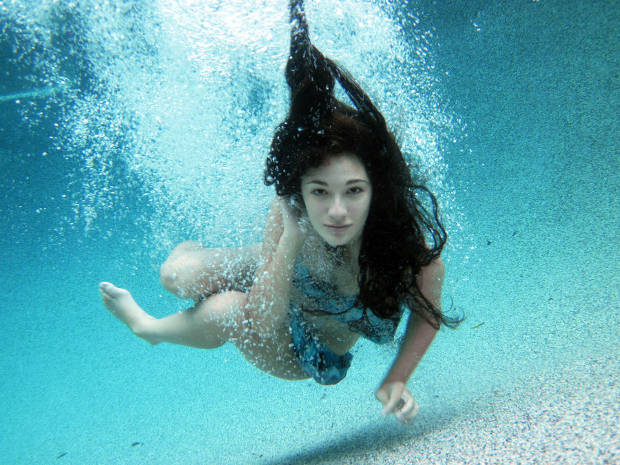 underwater girl portrait photography
