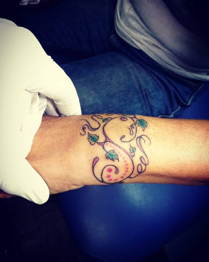 flower vine hand tattoo