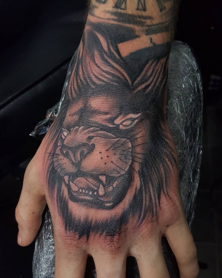 roaring lion tattoo on hand1