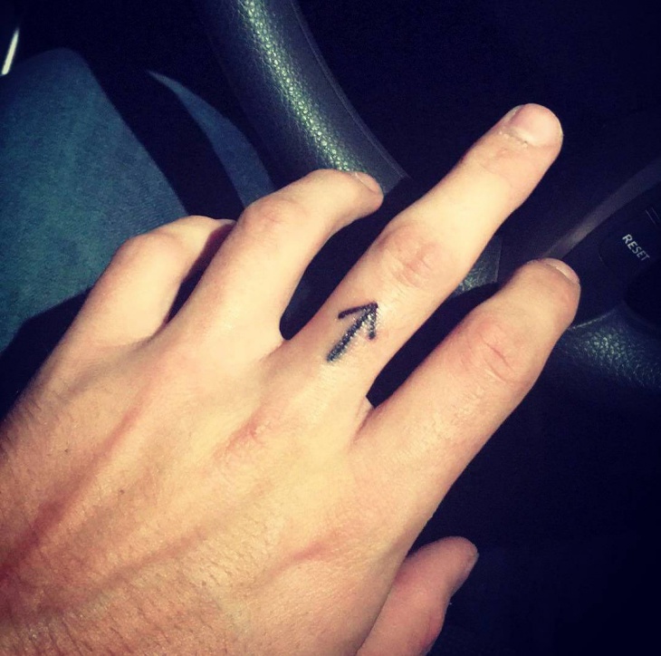small arrow tattoo on finger1