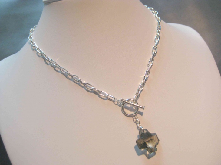 crystal cross pendant necklace1
