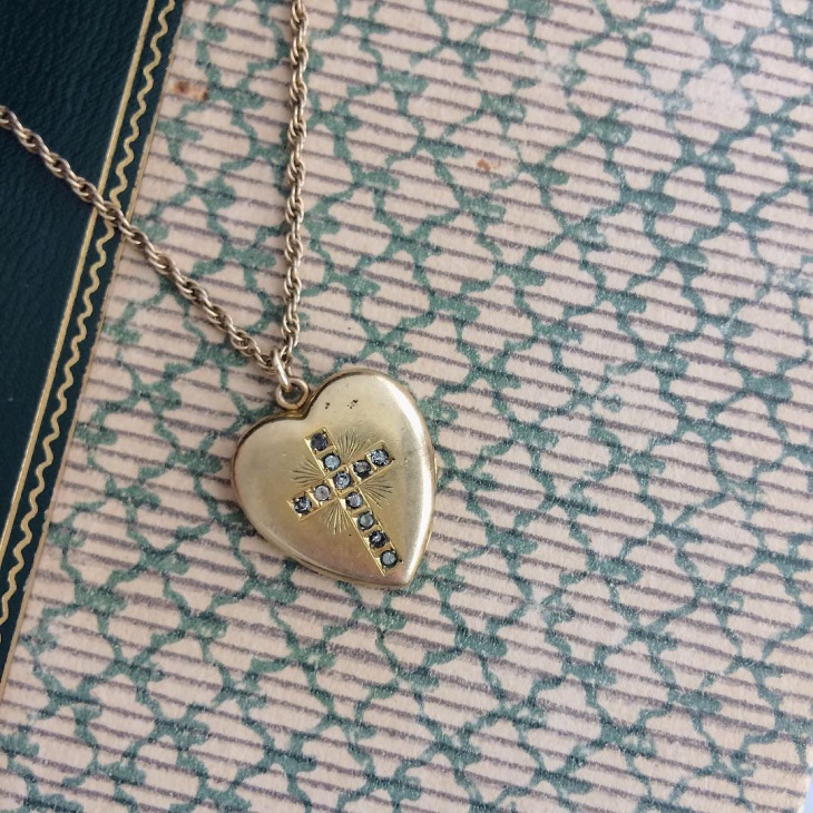 gold vintage locket necklace