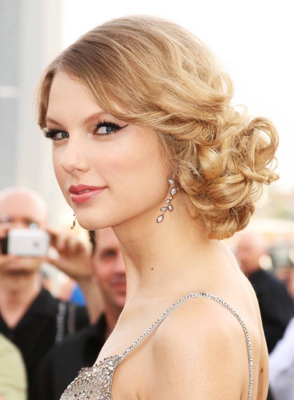taylor swift curly low bun hairstyle