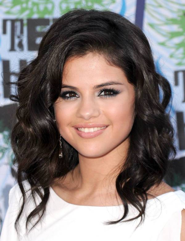 selena gomez curly hairstyles for round faces